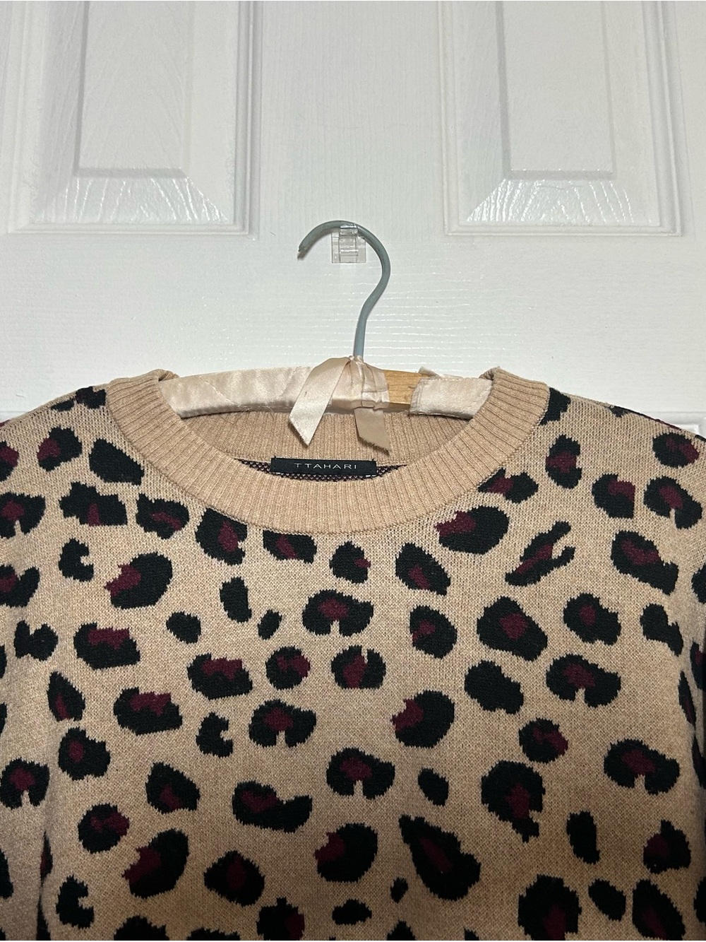 T Tahari Tan Leopard Print Crewneck Sweater Preppy Casual Animal Print - Picture 3 of 14